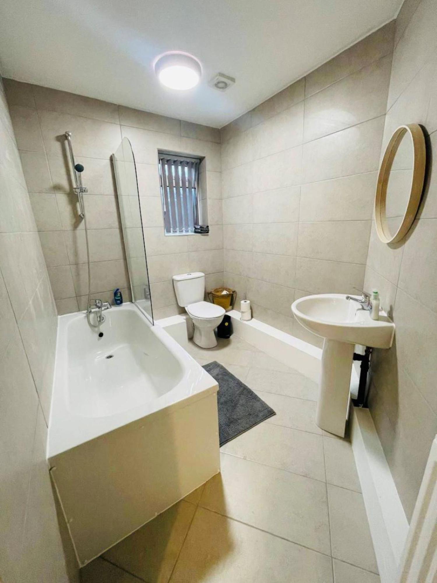 2 Bedroom House Close To Stadia With Free Parking Apartment Liverpool