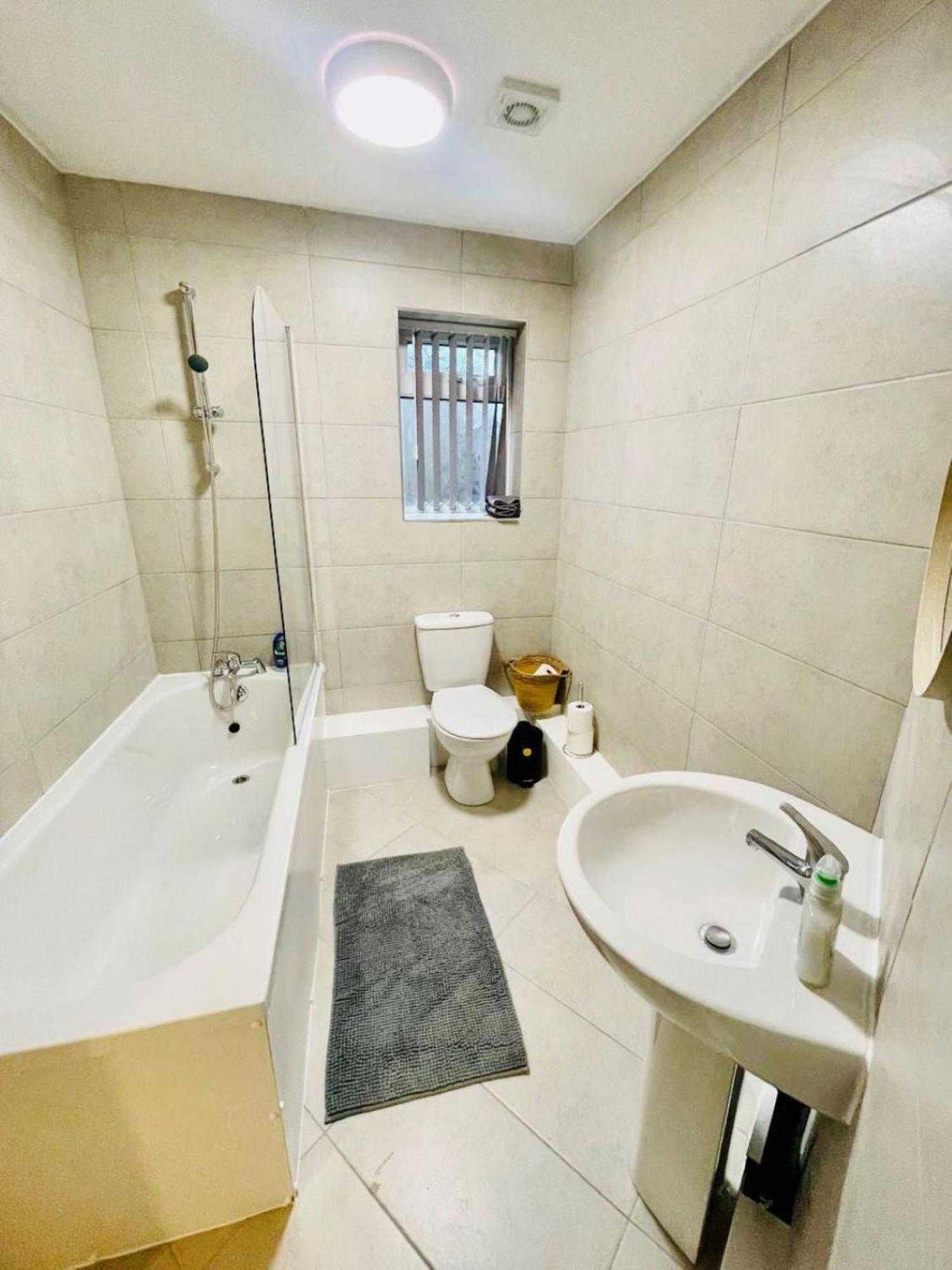 2 Bedroom House Close To Stadia With Free Parking Apartment *