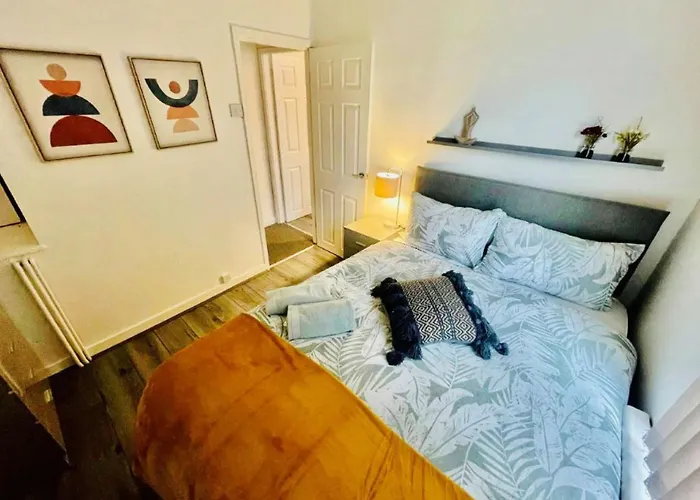 2 Bedroom House Close To Liverpool Stadia With Free Parking
