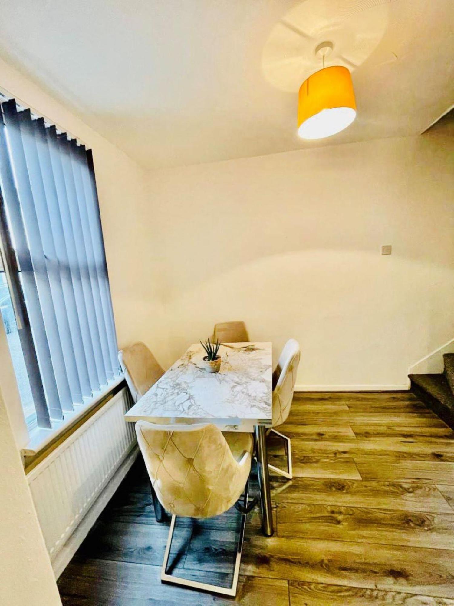 2 Bedroom House Close To Stadia With Free Parking Apartment *