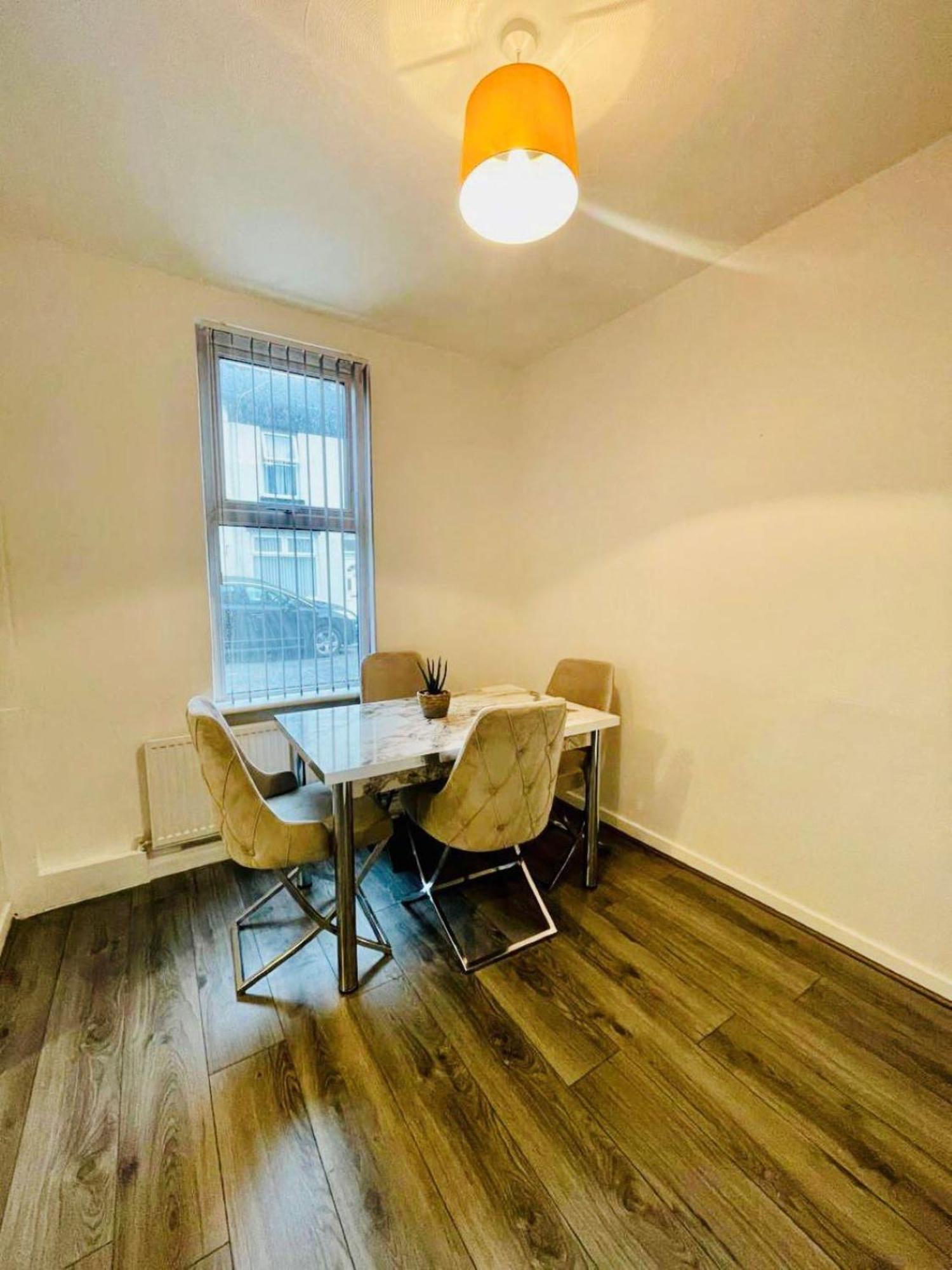 2 Bedroom House Close To Stadia With Free Parking Apartment Liverpool