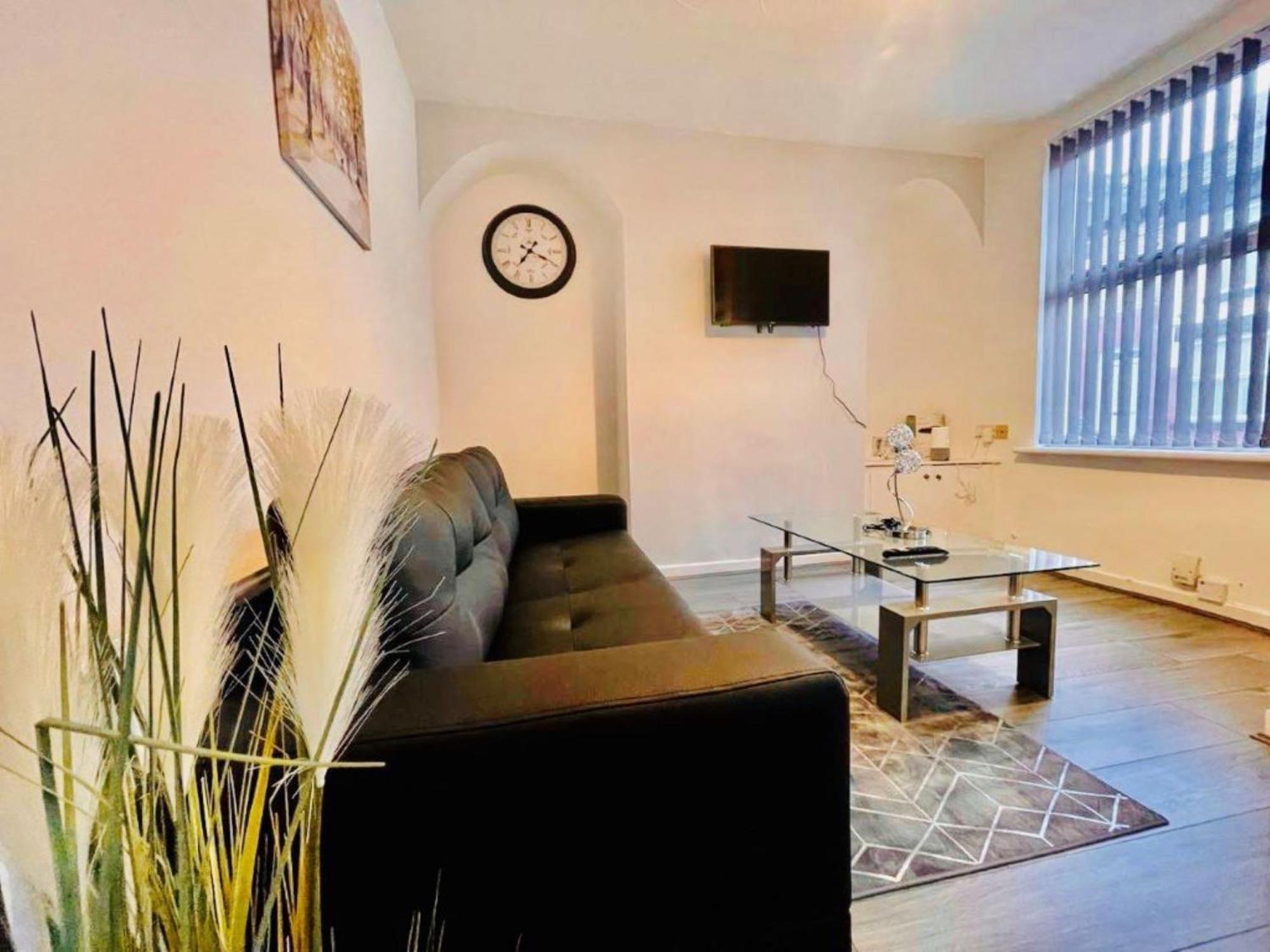 2 Bedroom House Close To Stadia With Free Parking Apartment *